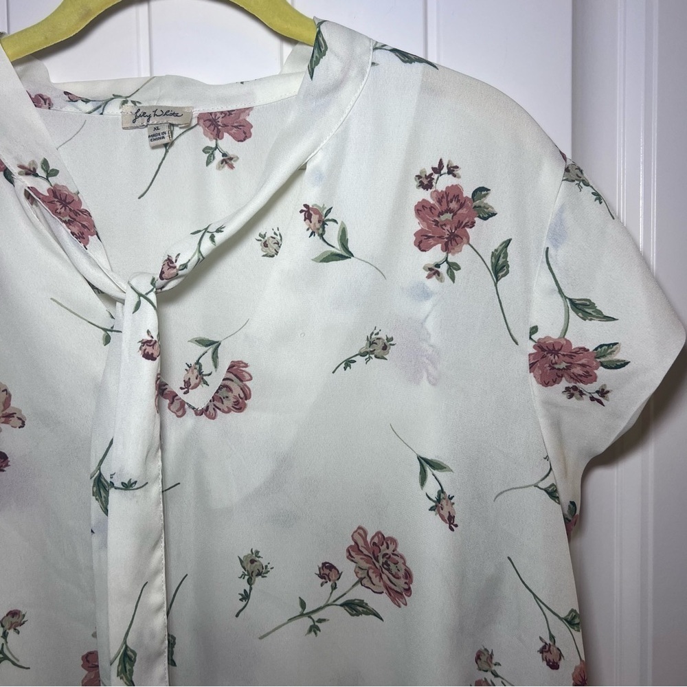 Lily White Women’s Floral Blouse Size XL Lightweight Cap Sleeve Tie at Neck - Picture 3 of 7